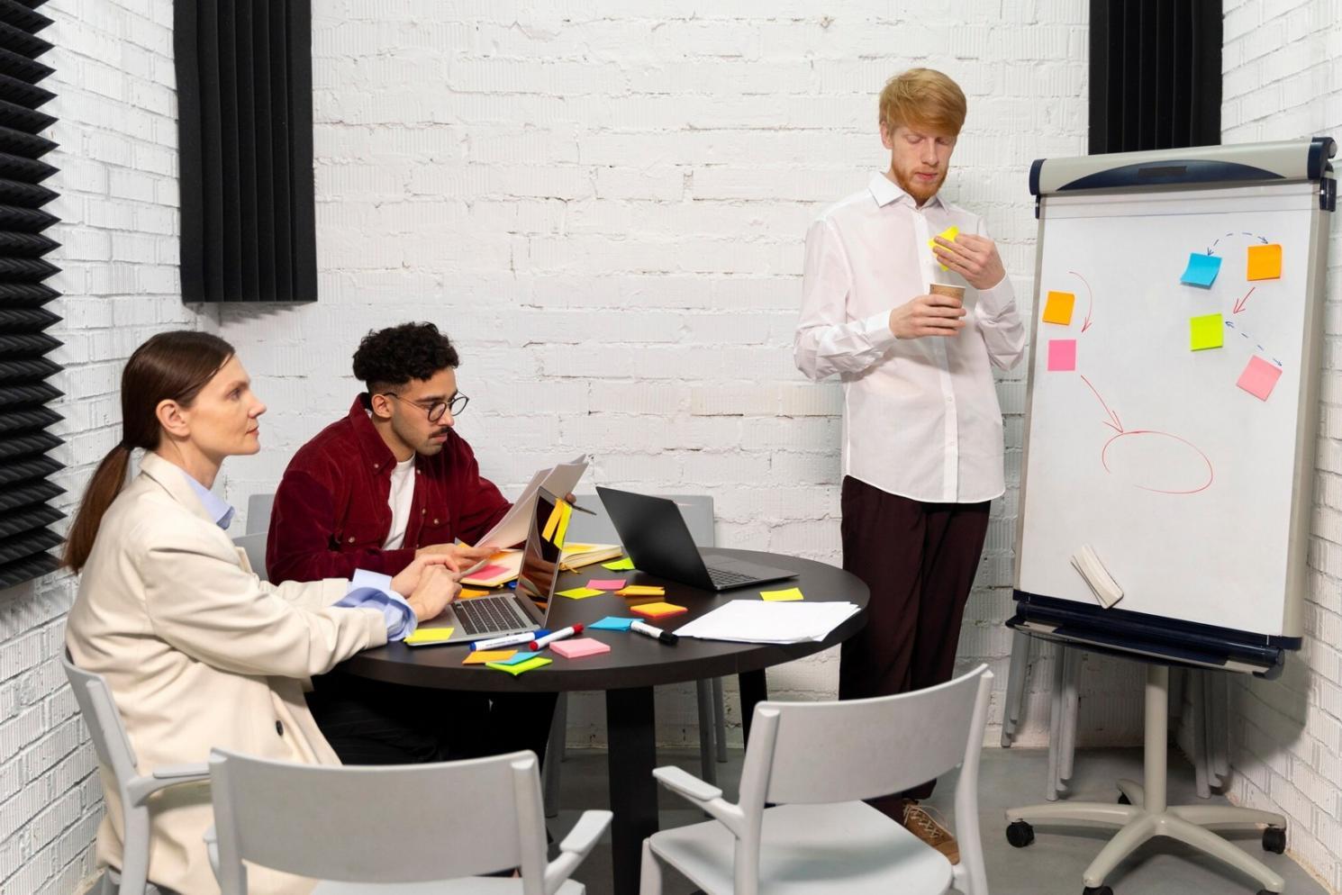 Séance de formation pratique avec analyse de cas clients réels